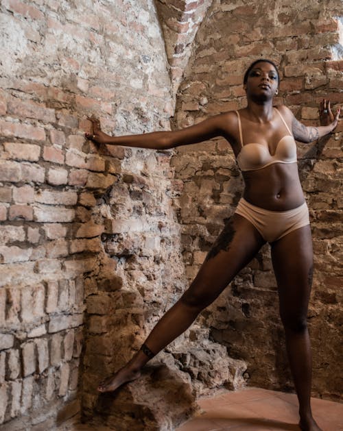 Fotos de stock gratuitas de afroamericano, bikini, de pie