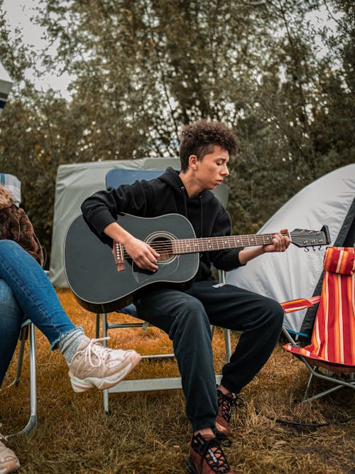 Kostnadsfri bild av akustisk gitarr, camping, campingplats