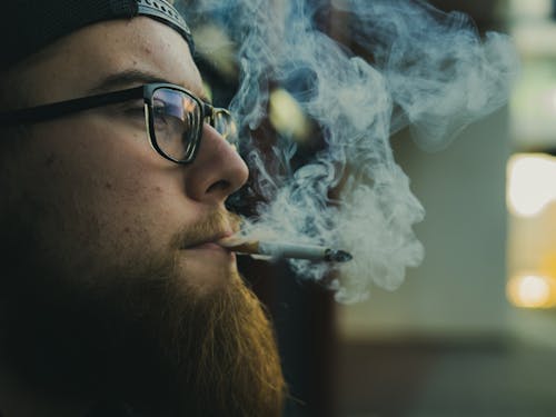 人, 侧面轮廓, 抽煙 的 免费素材图片