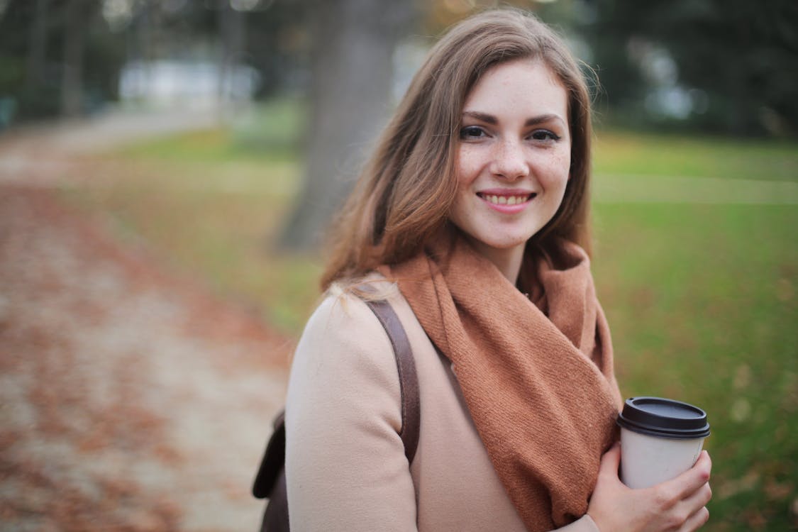 Vrouw Met Wegwerp Beker