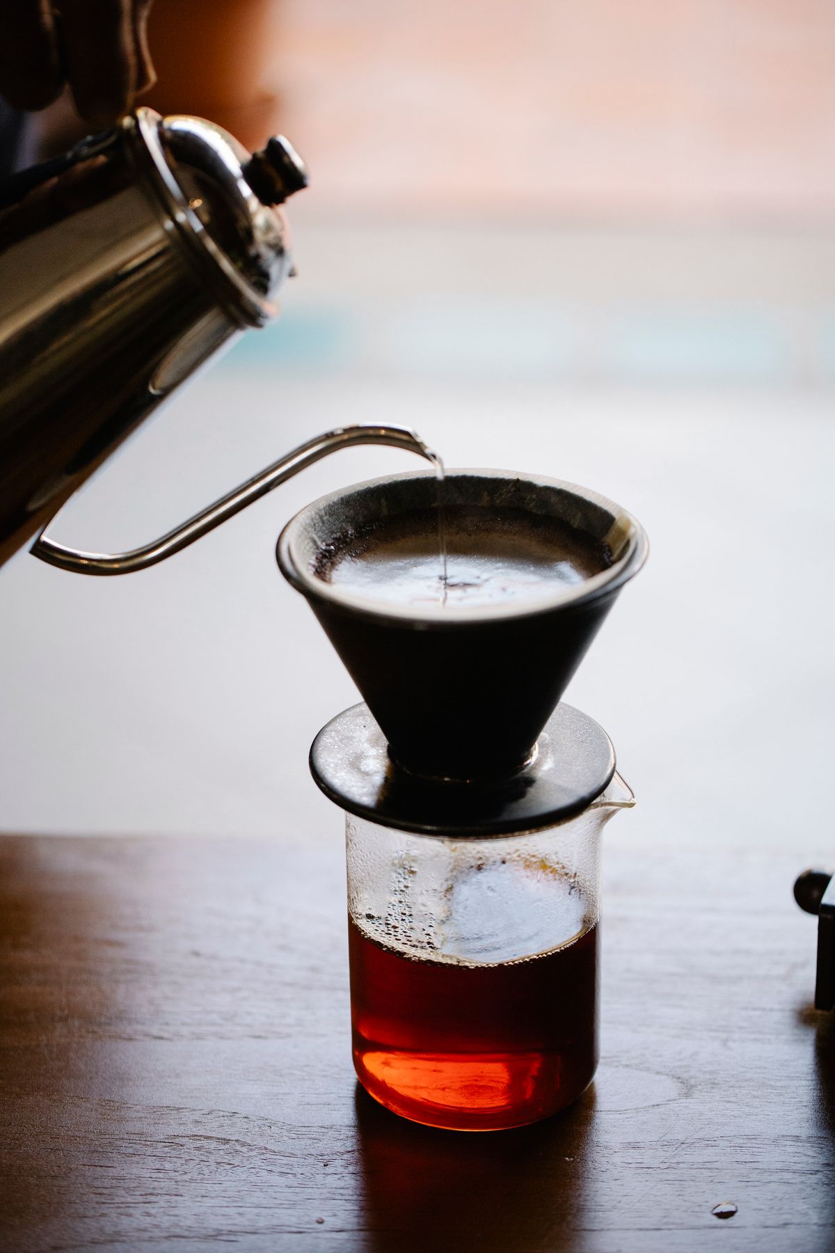 Prim-plan cu extracția cafelei printr-un dripper V60