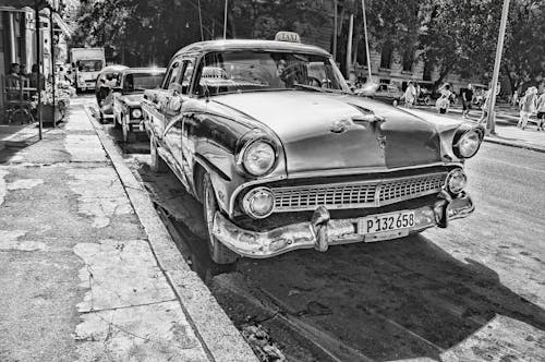 bezplatná Základová fotografie zdarma na téma asfalt, auto, černobílý Základová fotografie