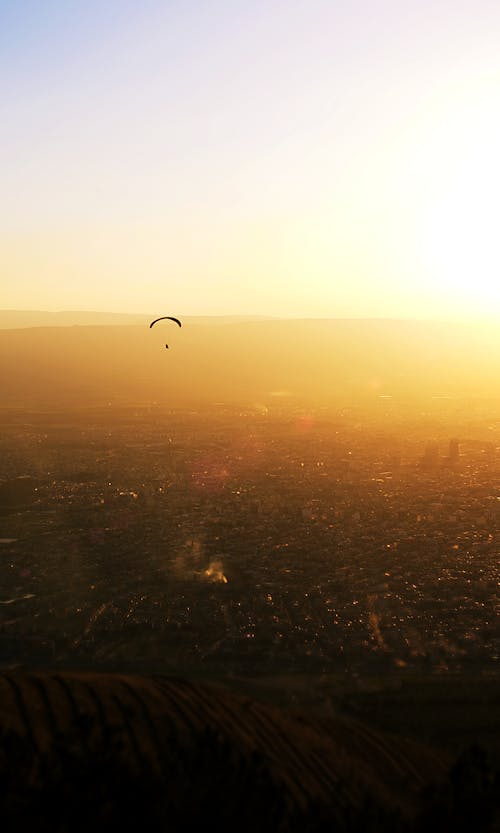 Immagine gratuita di alba, cielo sereno, città