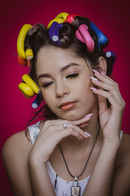 Foto profissional grátis de 20 25 anos de idade mulher, cachos sem calor, fundo cor de rosa