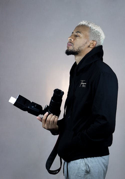 Darmowe zdjęcie z galerii z afrykański mężczyzna, aparat, czarna bluza z kapturem