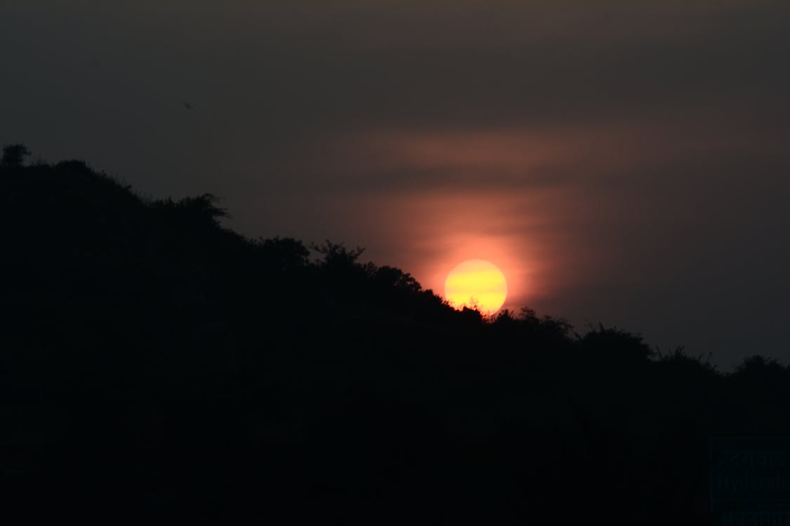 山岳 日没 黄金の黄色い太陽の無料の写真素材