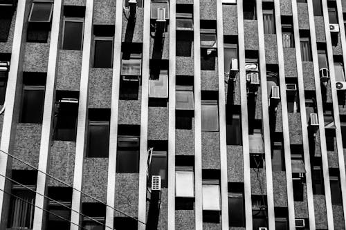 Free Gray Scale Photo of High-rise Building Stock Photo