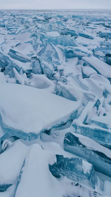 Fotomural Vista aérea de formaciones de hielo congelado en el Lago Baikal, capturando la belleza del invierno en Rusia.