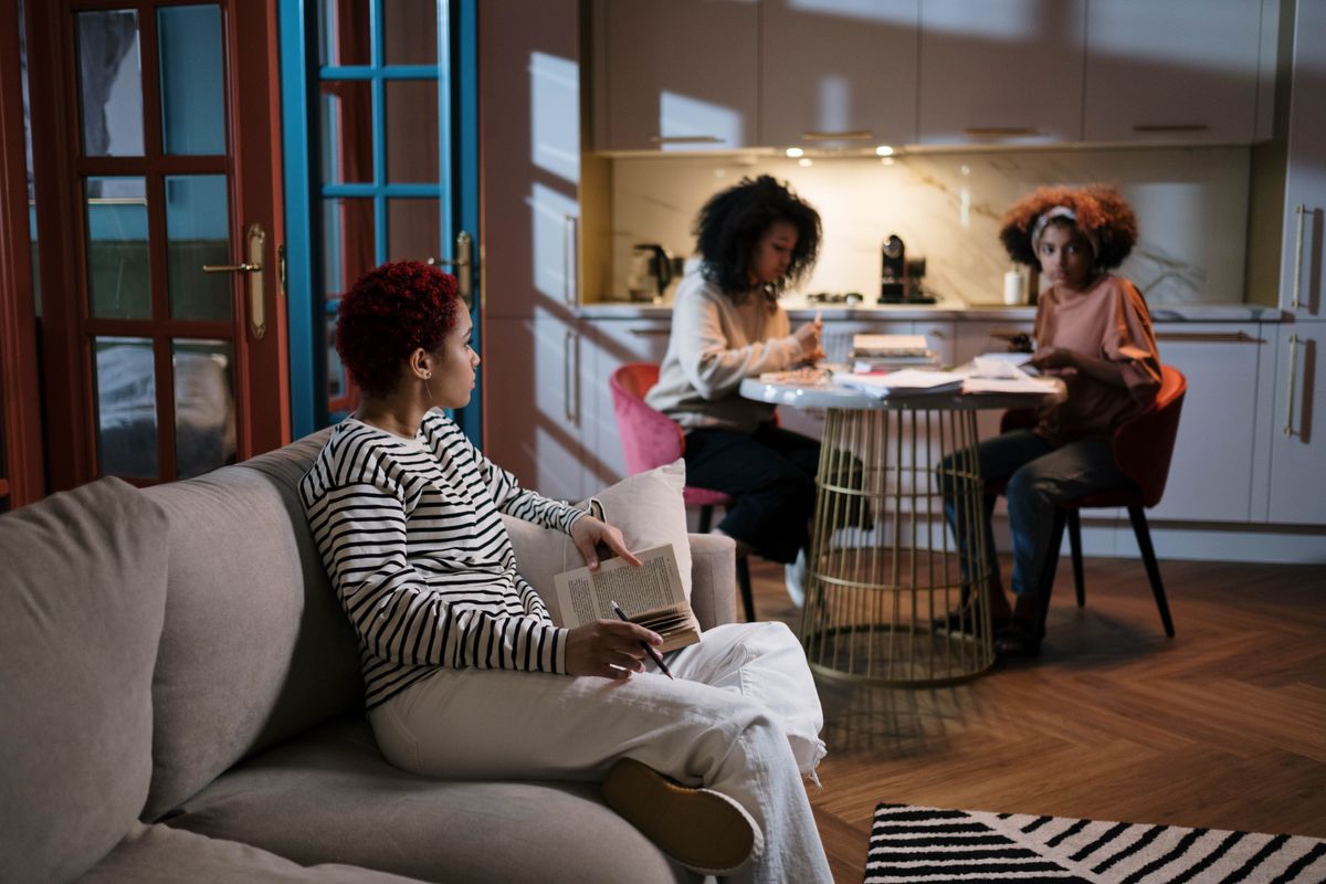 student moves in Worminghall — Loaded properly: blankets, straps and a plan in Worminghall
