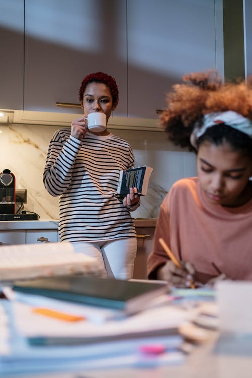 Gratis stockfoto met Afro-Amerikaanse vrouw, boek, drank