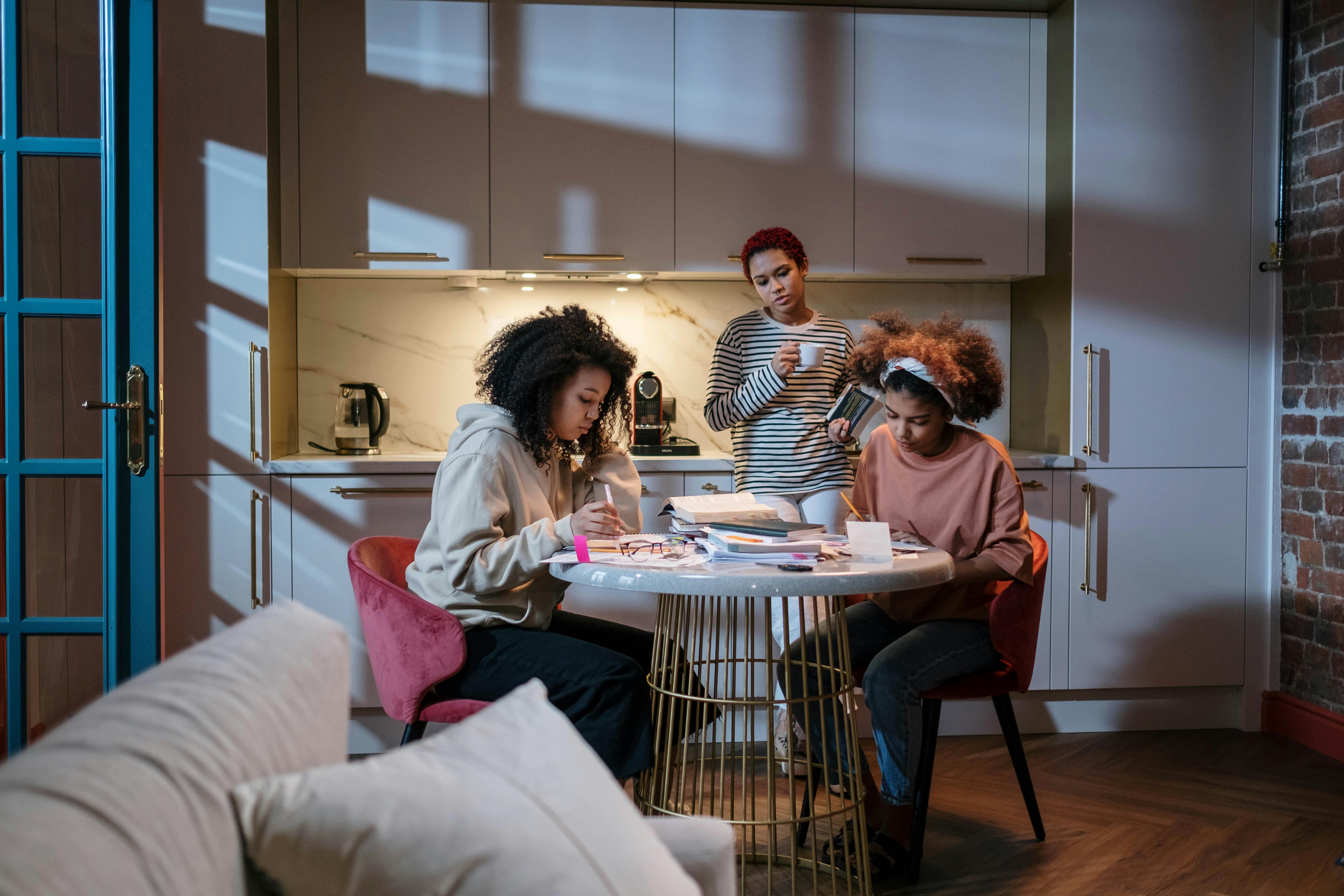 study at home productivity studies on work hours and productivity — Photo by cottonbro studio on Pexels