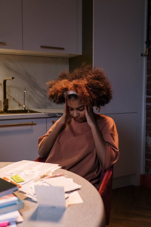 Foto profissional grátis de aluno, cabelo afro, cansado