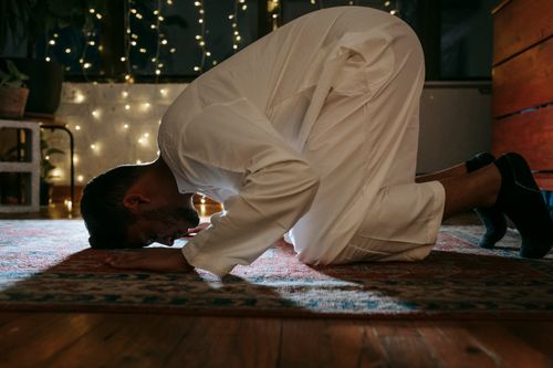 Free A man in traditional attire praying indoors, reflecting faith and spirituality. Stock Photo