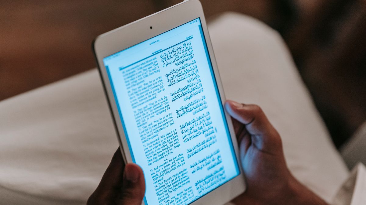 タブレットで電子書籍を読んでいる手元