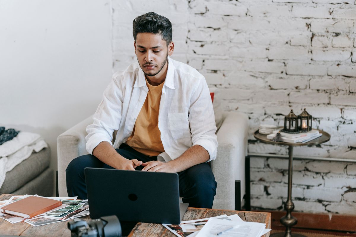 وكالة أم مستقل: قرار يسبق القائمة المختصرة شاب يعمل على حاسوب محمول في منزله