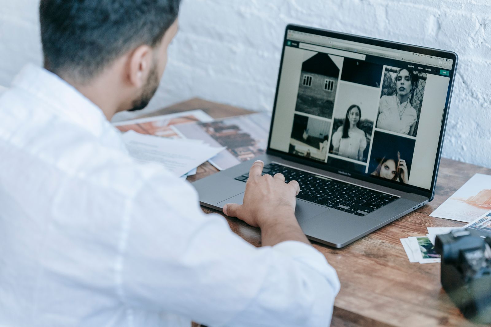 Fotógrafo seleccionando y editando imágenes en un ordenador