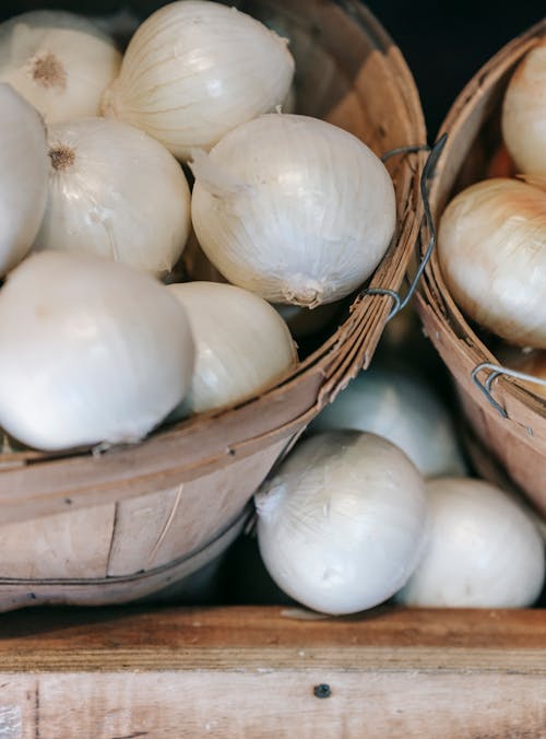 Free Fresh onions on food market Stock Photo