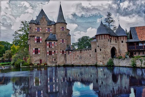 Gratuit Château De Béton à Côté Du Plan D'eau Photos