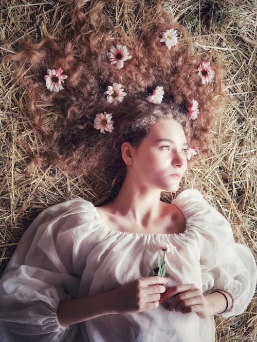 Ücretsiz beyaz kadın, bırakma, Çiçekler içeren Ücretsiz stok fotoğraf Stok Fotoğraflar