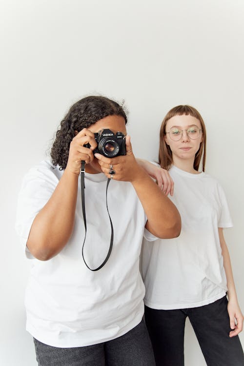 Gratis stockfoto met Afro-Amerikaanse vrouw, bedekkend gezicht, blanke vrouw