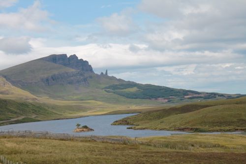 Free Tranquil view of the Quiraing mountains and lake in Scotland showcasing natural beauty and stunning landscapes. Stock Photo