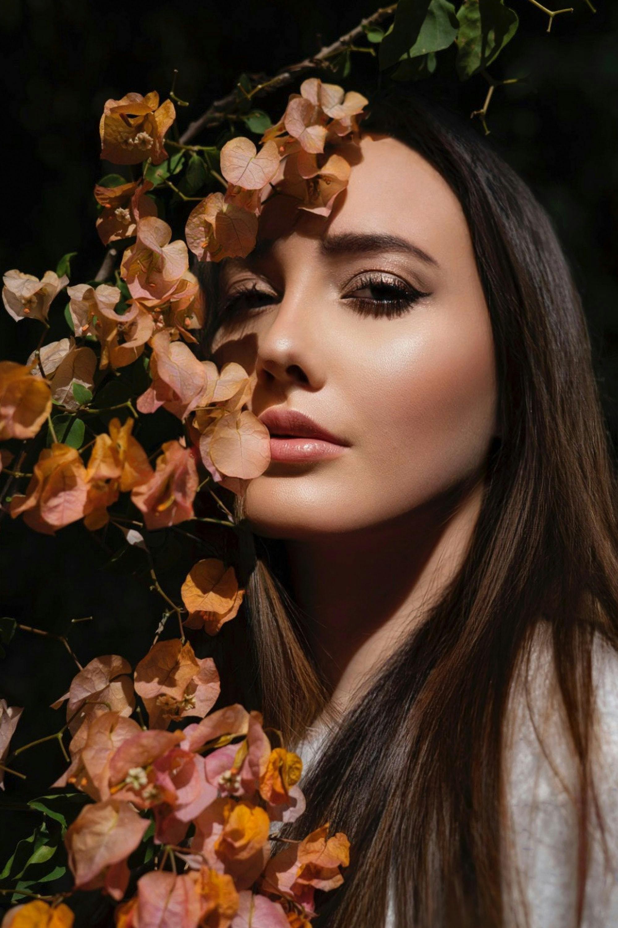 çekici; cazip, Çiçekler, dikey atış içeren Ücretsiz stok fotoğraf