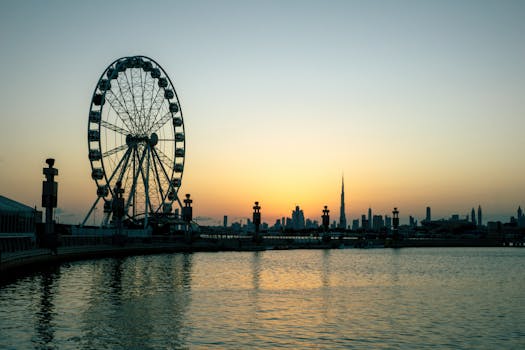 迷人的迪拜天际线以日落时的海滨和摩天轮为特色