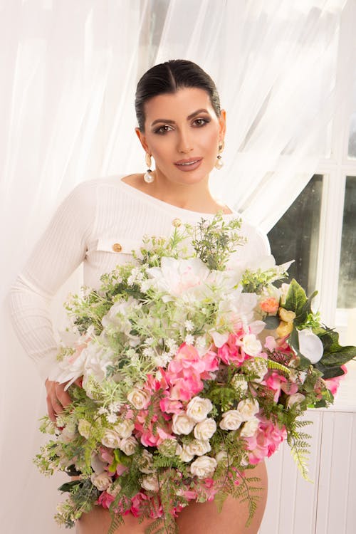 Free Attractive woman with bouquet of flowers Stock Photo