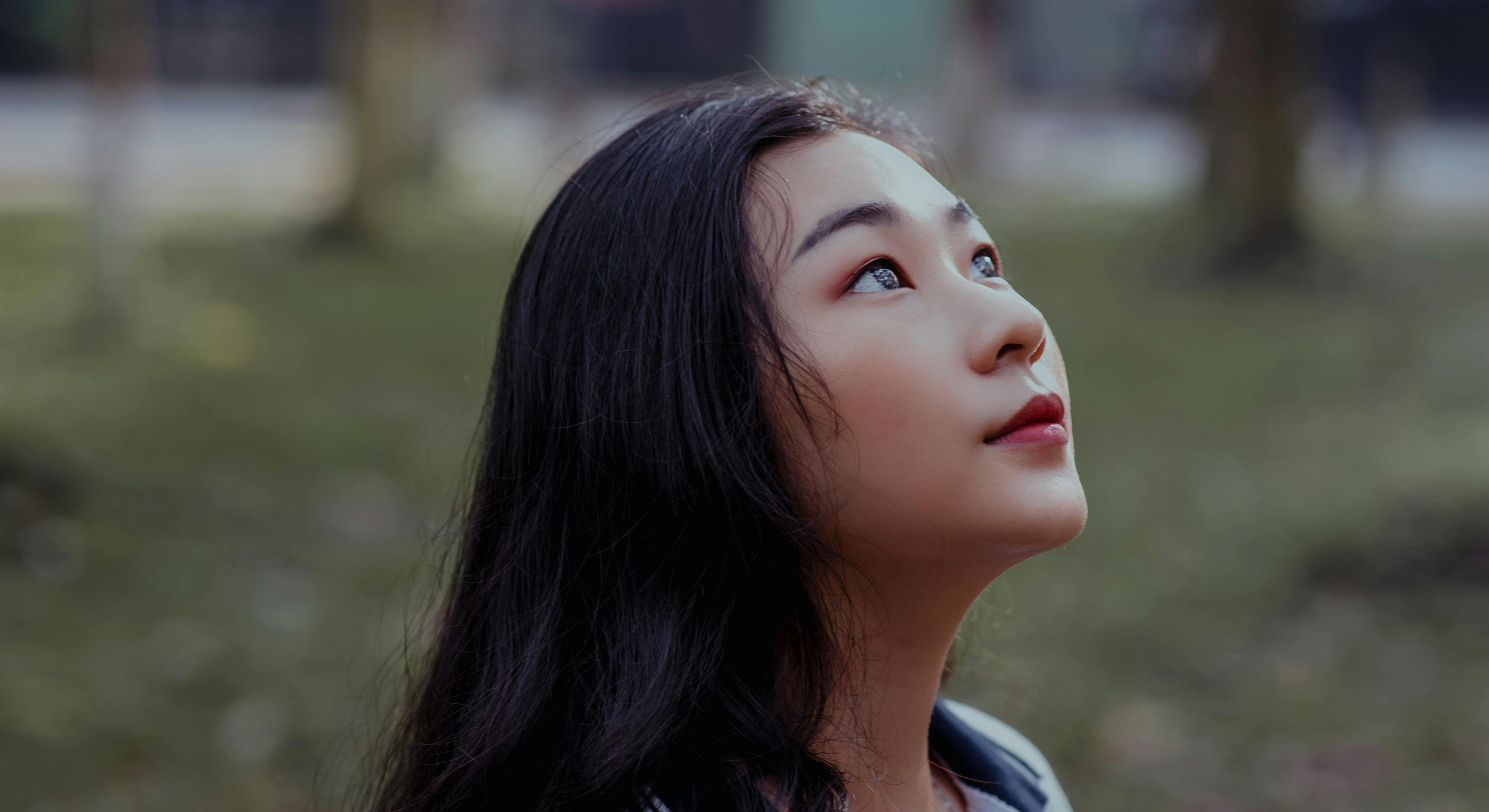 一位年轻女子在公园里凝视着一幅平静的肖像画