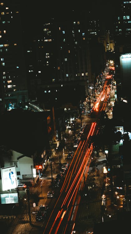 Вид на город в ночное время с высоты птичьего полета