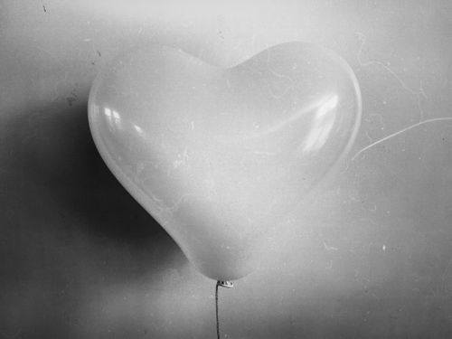 Free Grayscale image of a heart-shaped balloon, exuding a nostalgic and timeless feel. Stock Photo