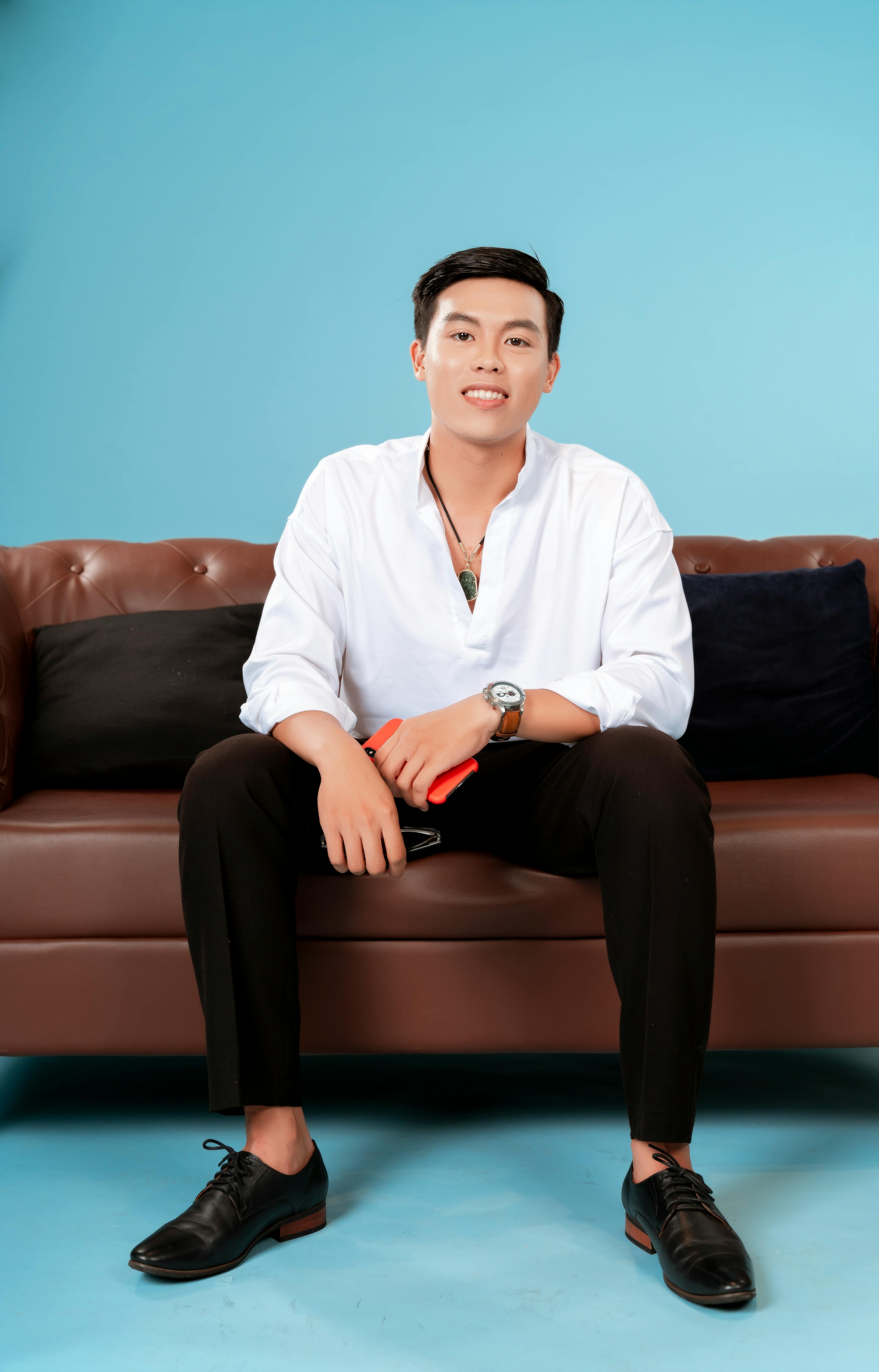 Kostenlos Kostenloses Stock Foto zu accessoire, blauem hintergrund, braune couch Stock-Foto