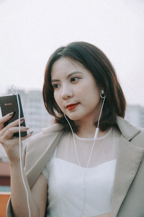 無料 アジアの女性, イヤホン, スマートフォンの無料の写真素材 写真素材