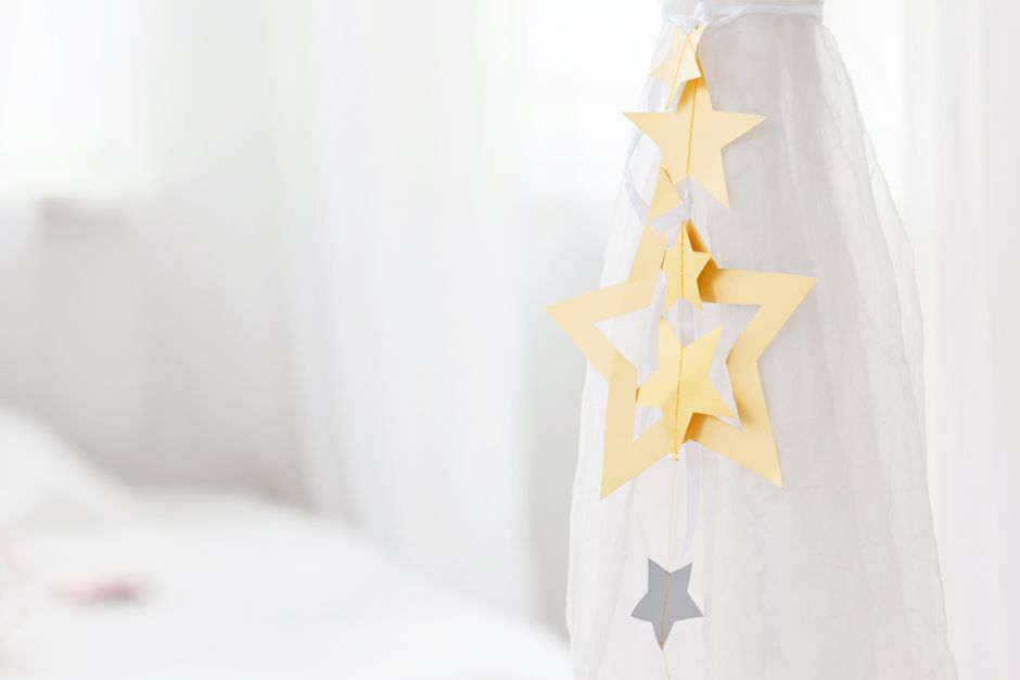 Brinquedos caseiros em formato de estrela feitos com materiais reciclados coloridos