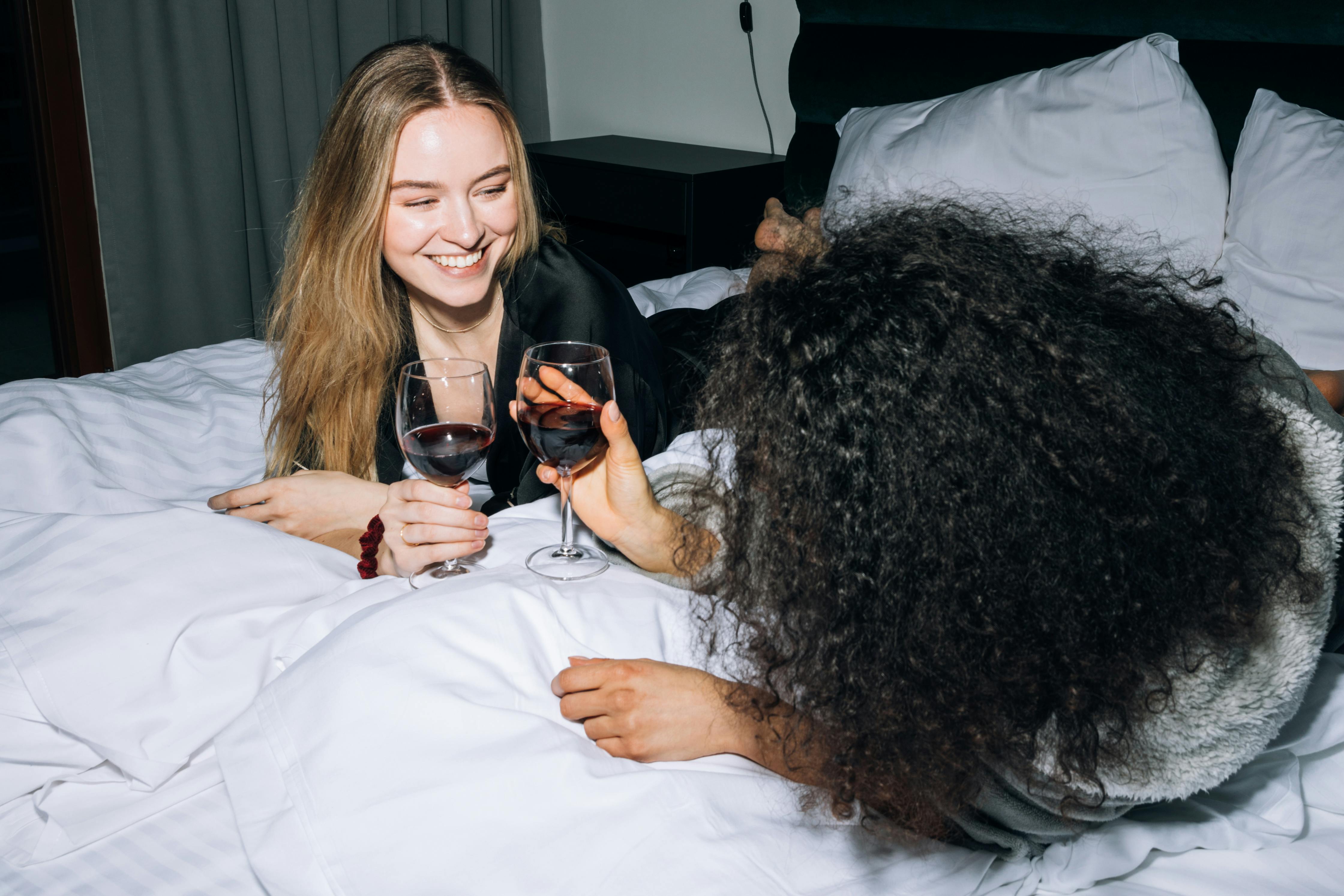 Dos Mujeres Acostadas En La Cama Blanca Mientras Se Miran · Foto de stock  gratuita