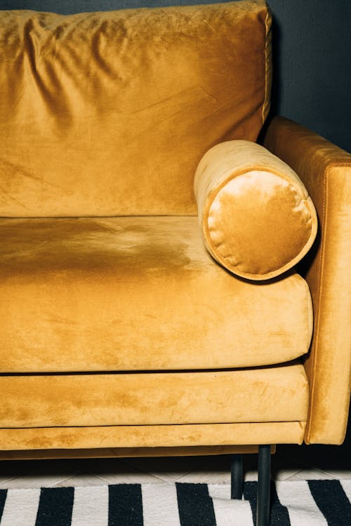 Безкоштовне стокове фото на тему «без людей, диван, жовтий диван» стокове фото