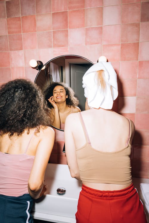 бесплатная Бесплатное стоковое фото с washcloset, афро волосы, белая и черная девушка Стоковое фото