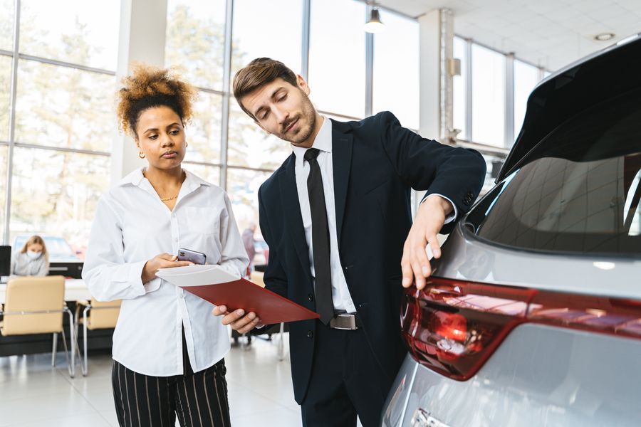 Sales specialist in gesprek met een klant