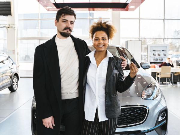 Casal comprando carro novo
