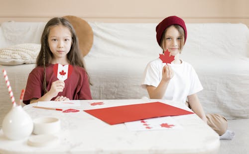 Enfants Célébrant La Fête Du Canada
