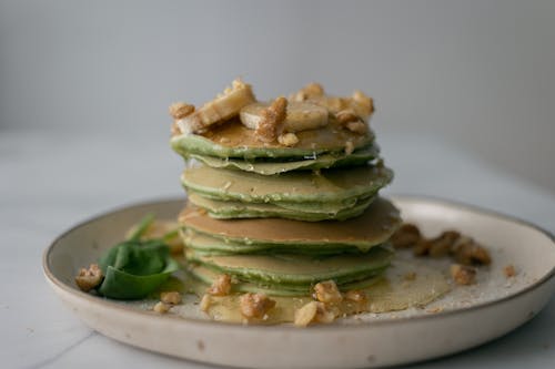 Free Delicious spinach pancakes with honey bananas and walnuts Stock Photo