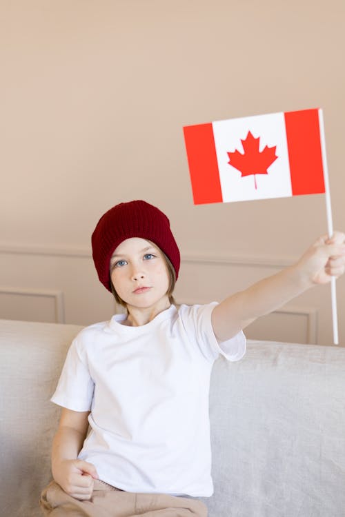 Kostnadsfria Kostnadsfri bild av barn, håller, kanadensiska flaggan Stock foto