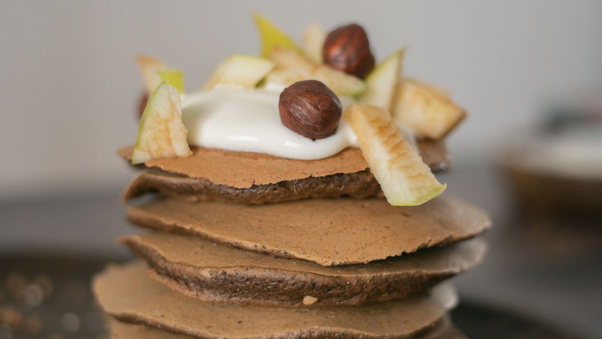 preparo de panqueca saudável e nutritiva na frigideira
