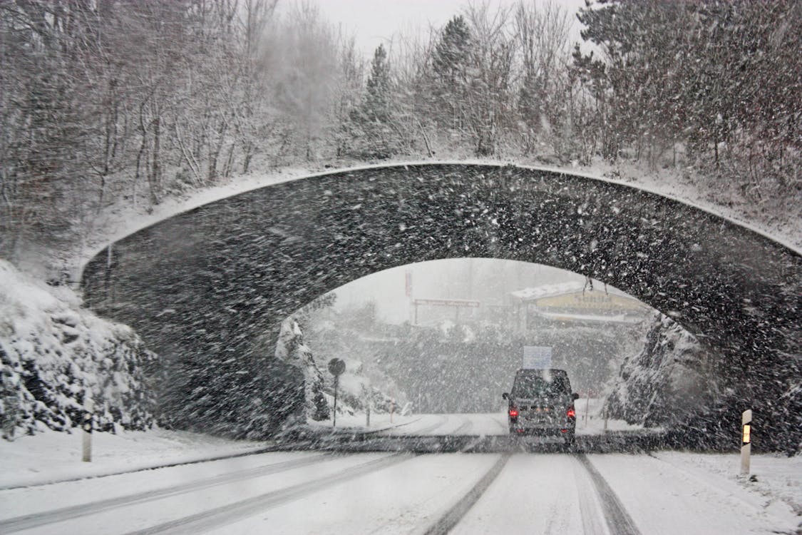 Foto De Vehículo Blanco Cruzando Un Túnel