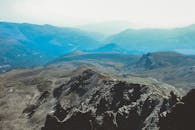 这张航拍照片展现了晴朗天空下崎岖山脉的宁静，凸显了大自然的美丽