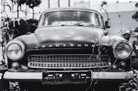 经典的瓦特堡汽车前视图以黑白相间呈现，周围是乡村户外环境