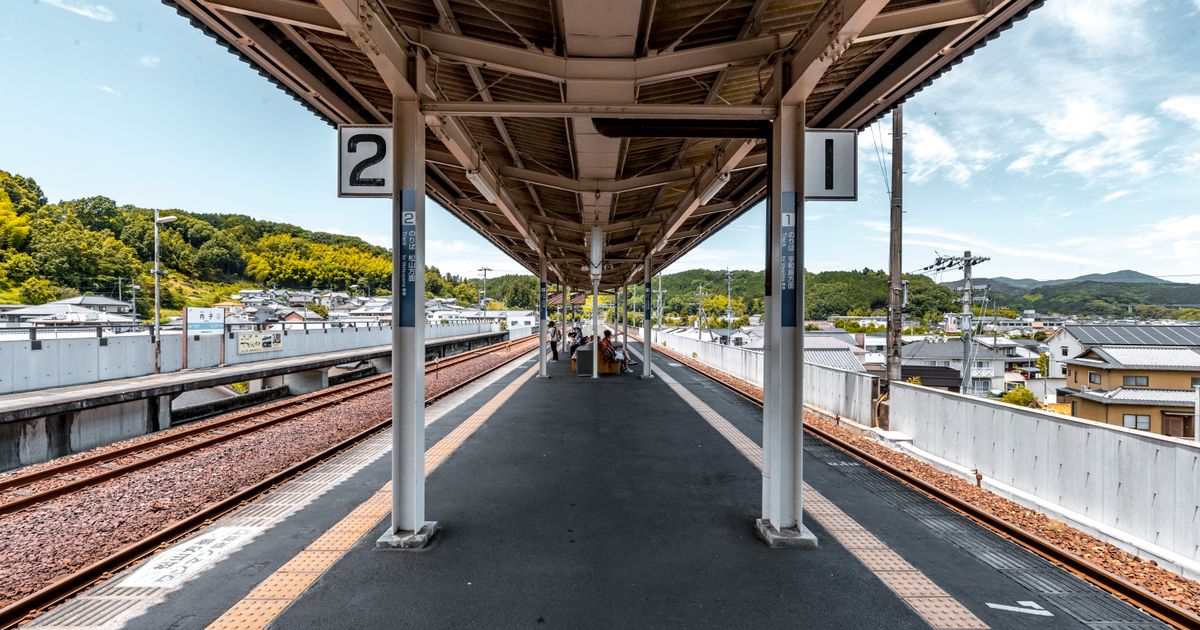 晴れた日の郊外の駅のホームのイメージ写真