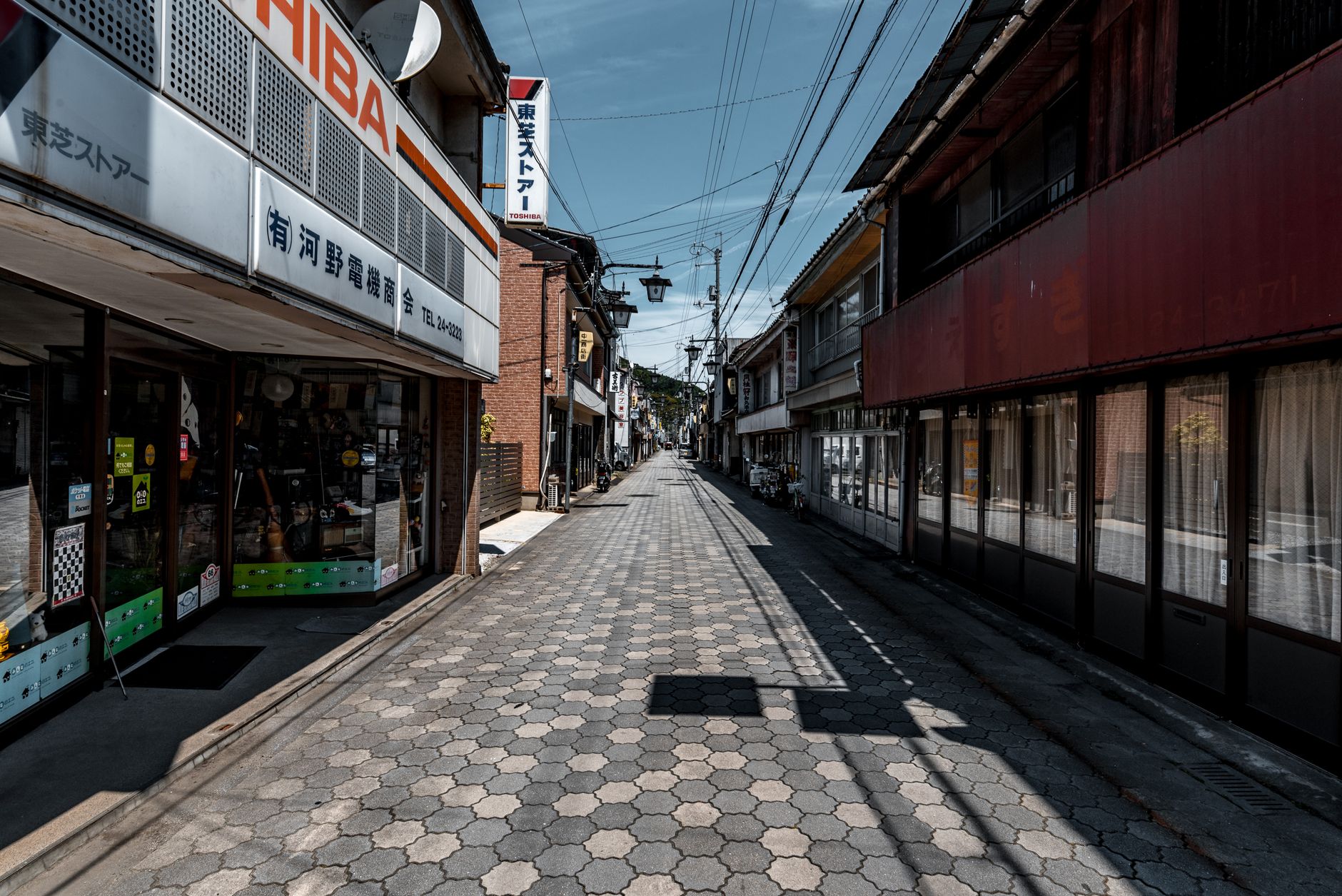 下見のコストと契約リスクの関係を示した2軸の図解。移動販売と固定店舗の位置づけ