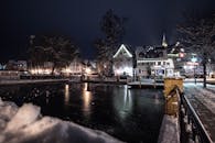 德国韦尔茨海姆迷人的夜间城市景观，在白雪覆盖的环境中映衬着明亮的建筑