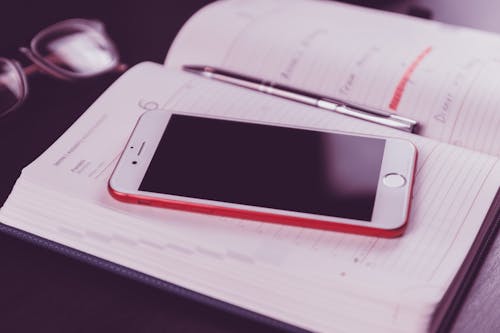 Iphone 7 Rouge Sur La Page Du Livre Blanc
